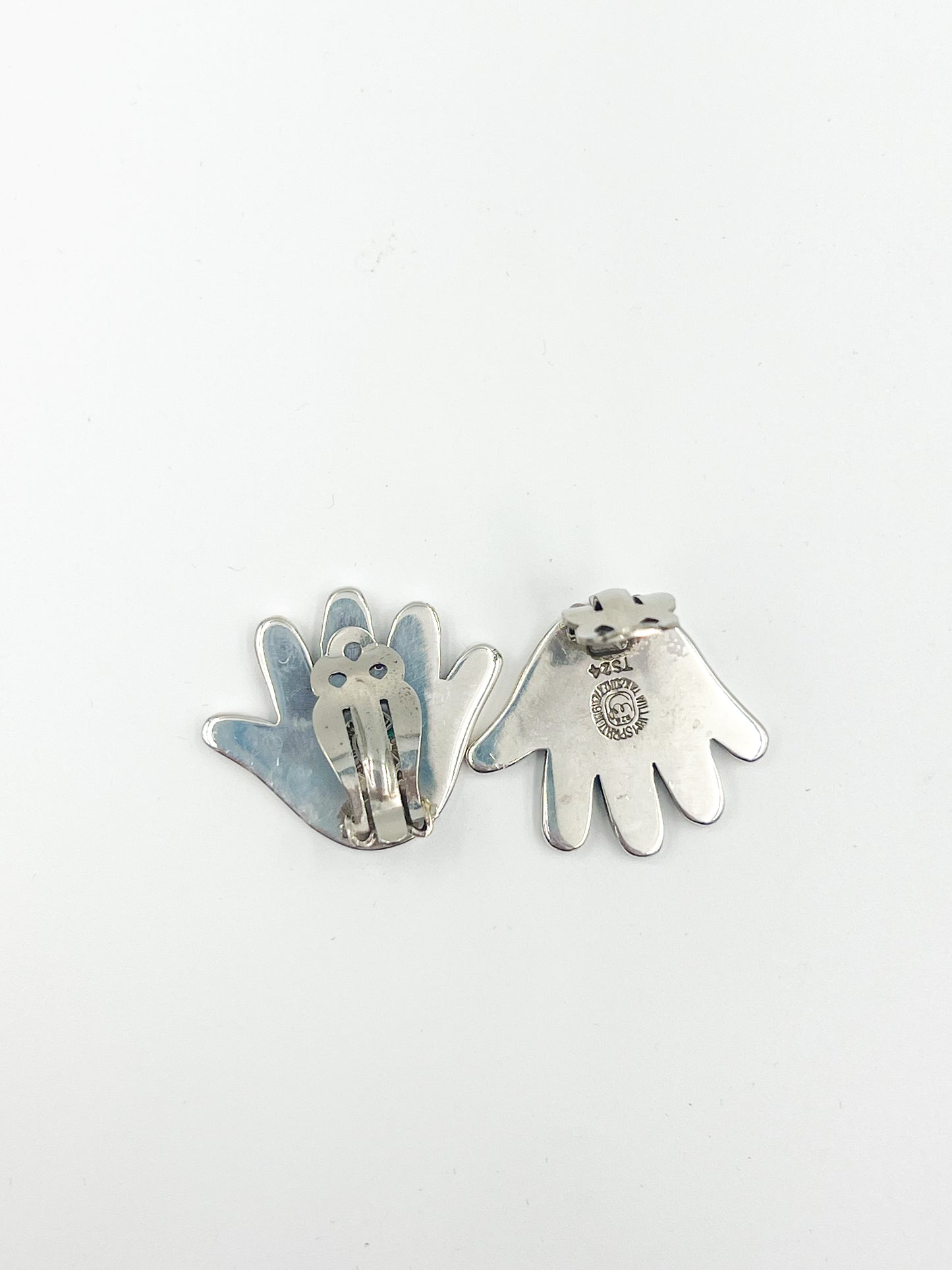 Introducing the Spratling Silver Green Stone Hand Clip Earring ! These clip earrings are handmade and each piece may vary in size, adding to their unique charm. Look out for the Mexican registry mark TS-24 and the iconic Spratling hallmark on items produced after 1979 by Sucesores de William Spratling. Oh, and don't mind if they're a little different from the photo - that just makes them even more special.