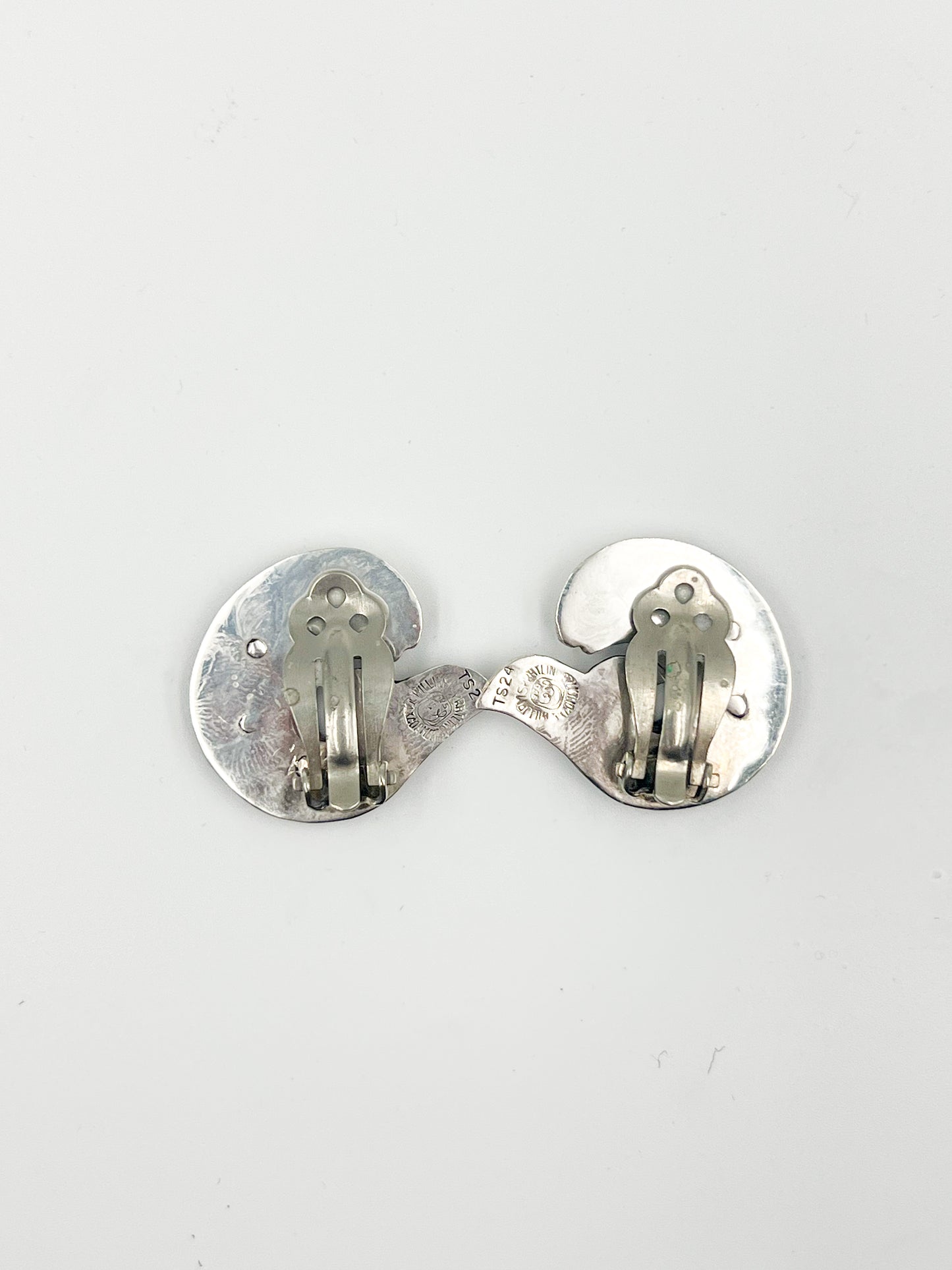 Discover unique style with Spratling Silver's Fish and Shell Clip Earring, featuring real Abalone shell and a sterling silver clip. Each piece, handmade since 1979 by Sucesores de William Spratling, is marked with the Mexican registry mark TS-24 and a replica of an older Spratling hallmark. Please keep in mind that handmade items may vary slightly in size from the photo. Fish, shells, and silver - oh my!