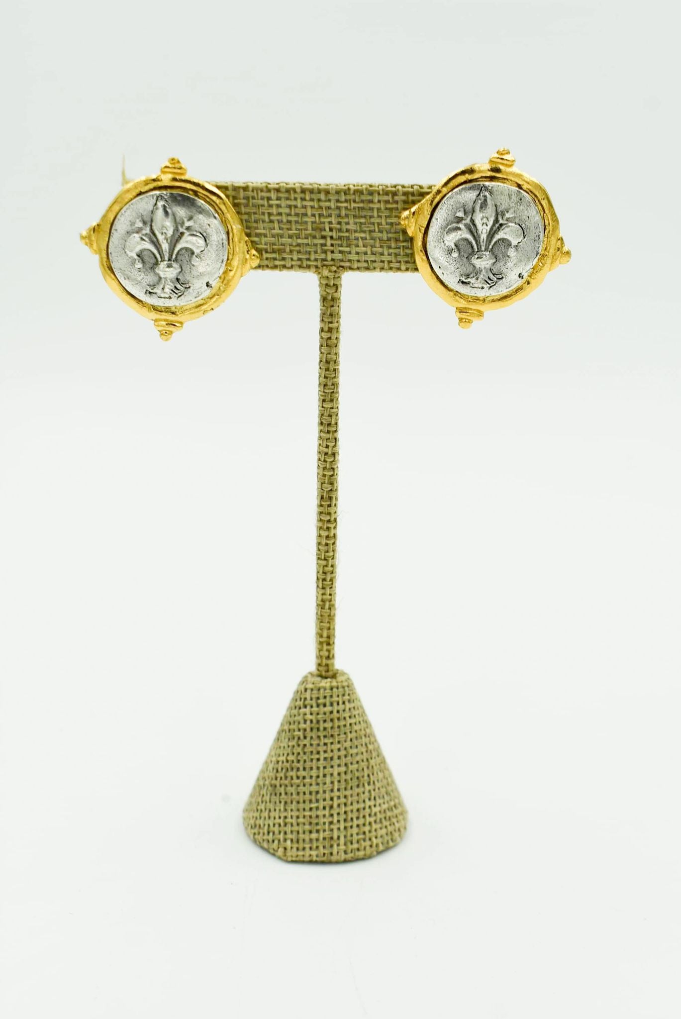 Pendientes de flor de lis con intaglio