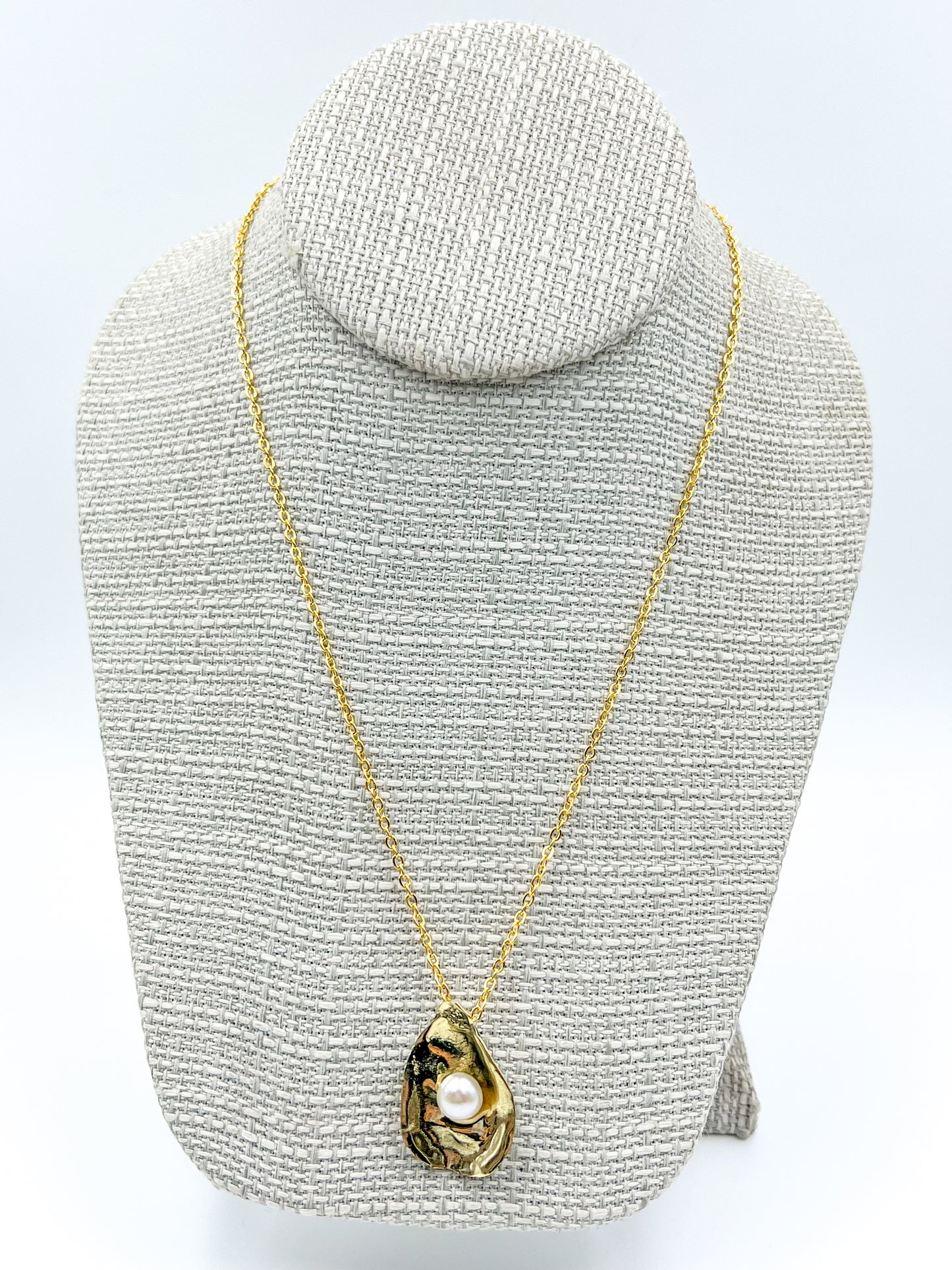 Gold Beauty Oyster Necklace - 18"