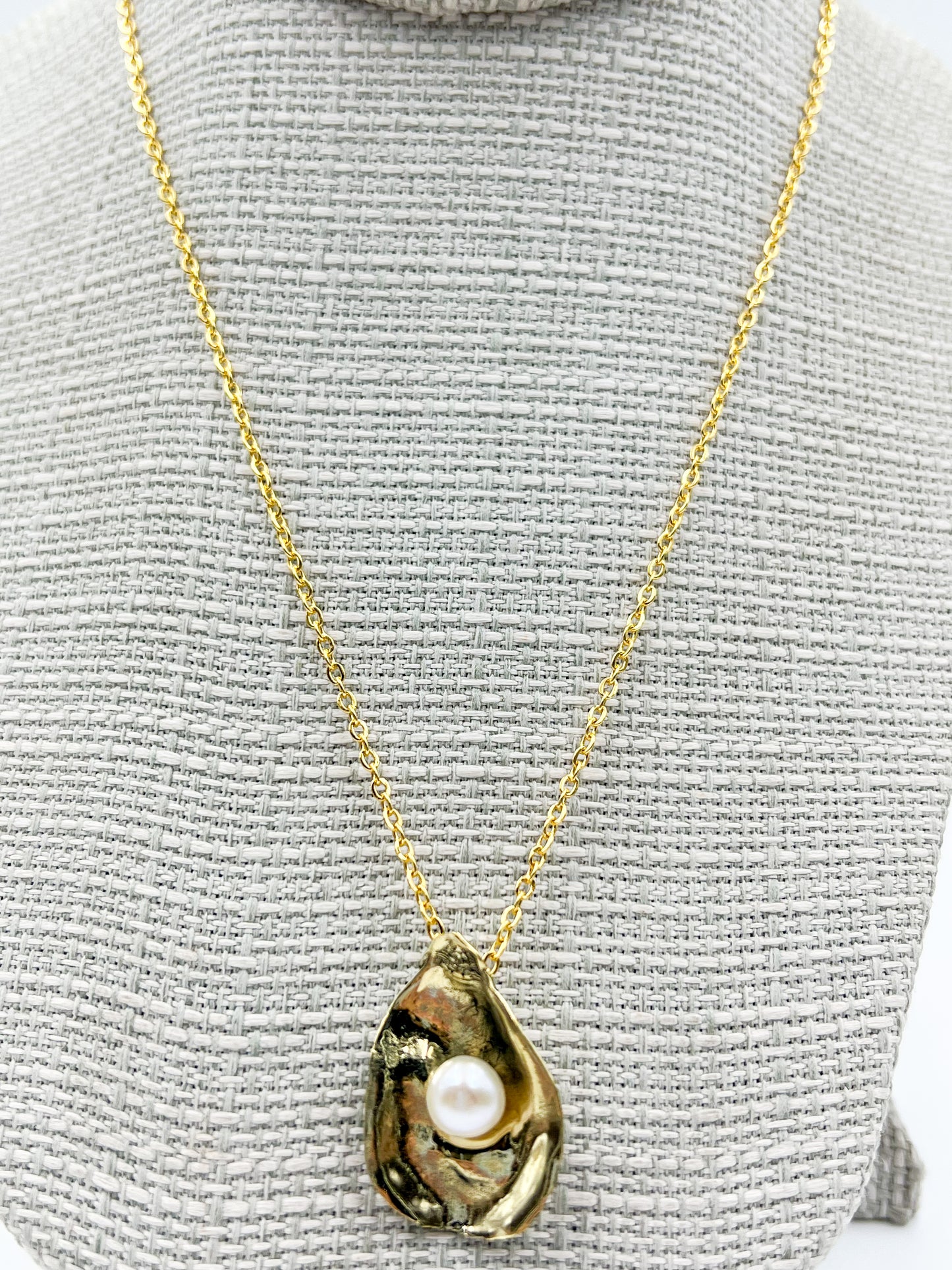 Gold Beauty Oyster Necklace - 18"