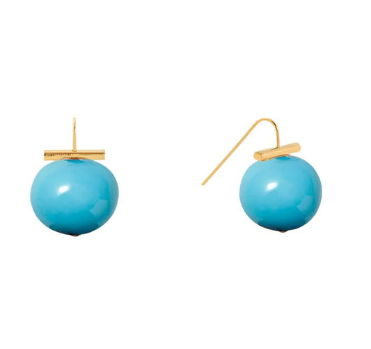 CC and Co by Catherine Camino presents the Turquoise Pebble Pearl Earring, featuring a pebble pearl measuring 18 X 16mm. The signature handmade ear wire comes with a secure hypoallergenic rubber back, ensuring comfort without compromising style. With an overall length of 1”, these earrings are polished with 14 karat gold over brass for a stunning finish.