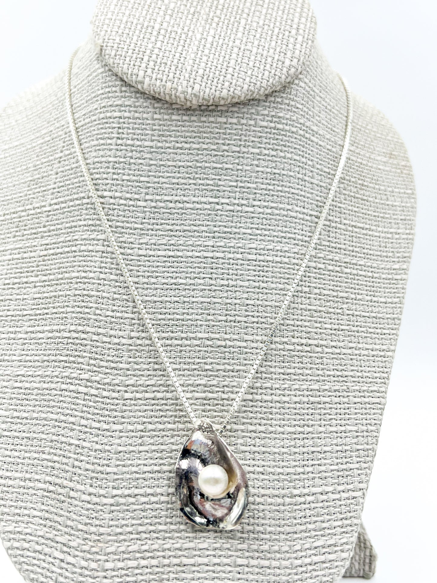 Sterling Silver Beauty Oyster Necklace - 16"