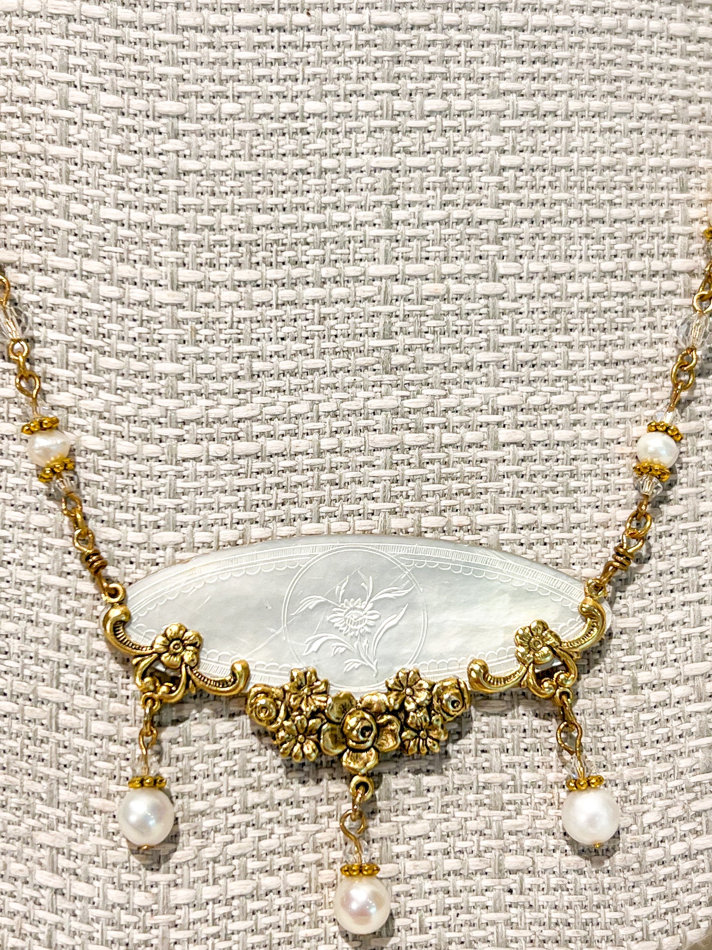 Mother Of Pearl Necklace - Oval Flower