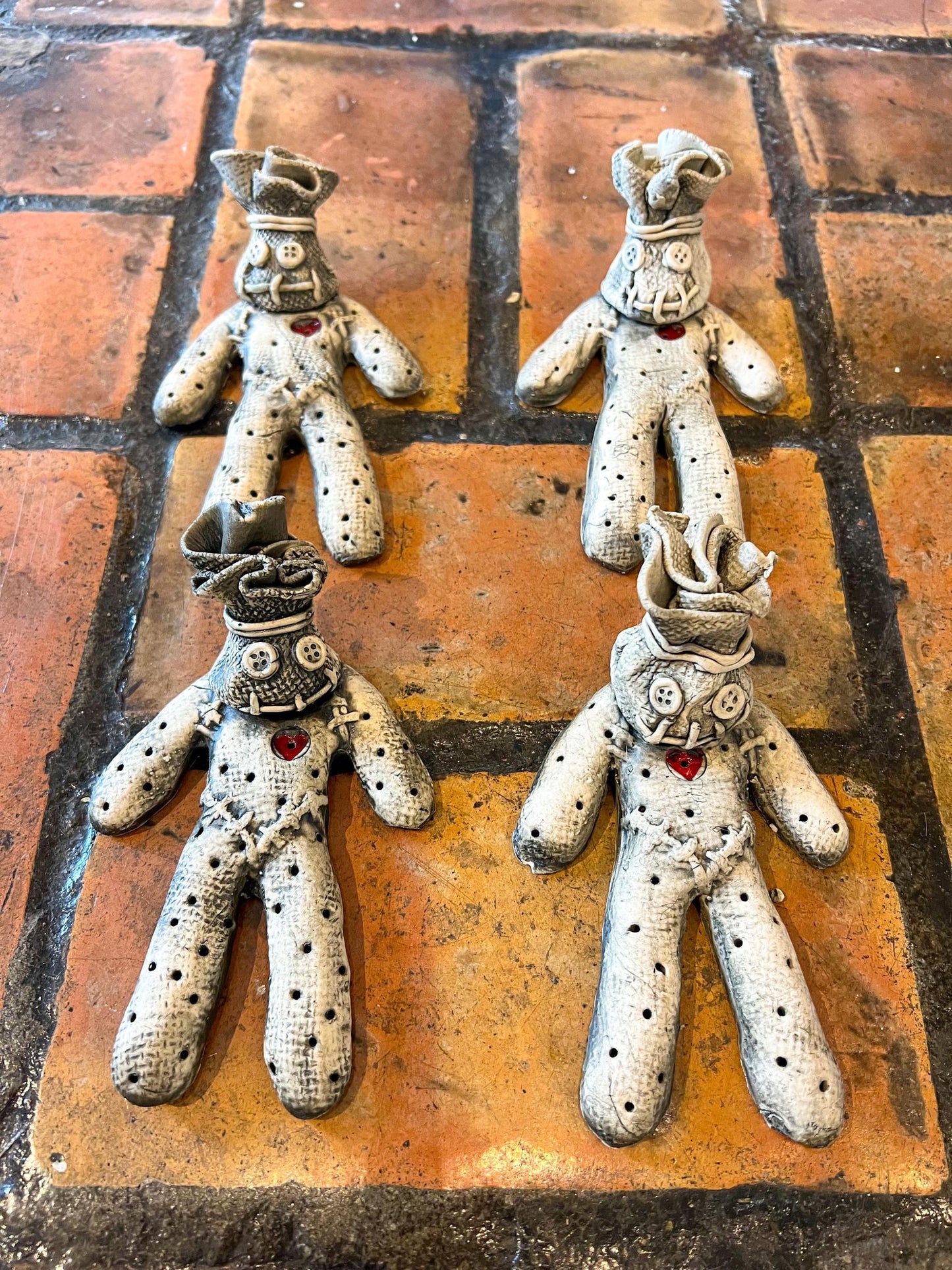 Porta palillos de dientes con forma de muñeco vudú
