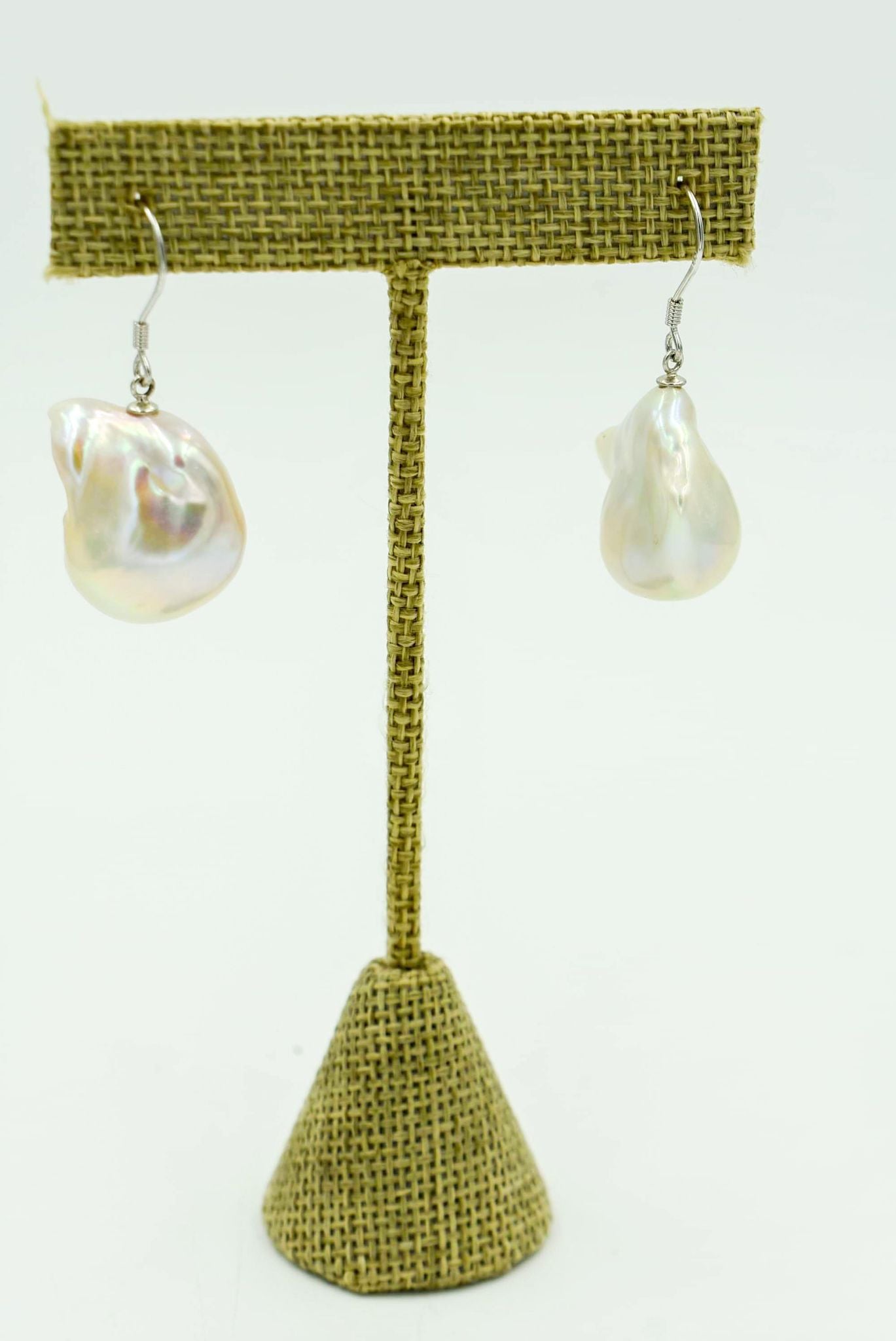 Boucle d'oreille en perles baroques blanches