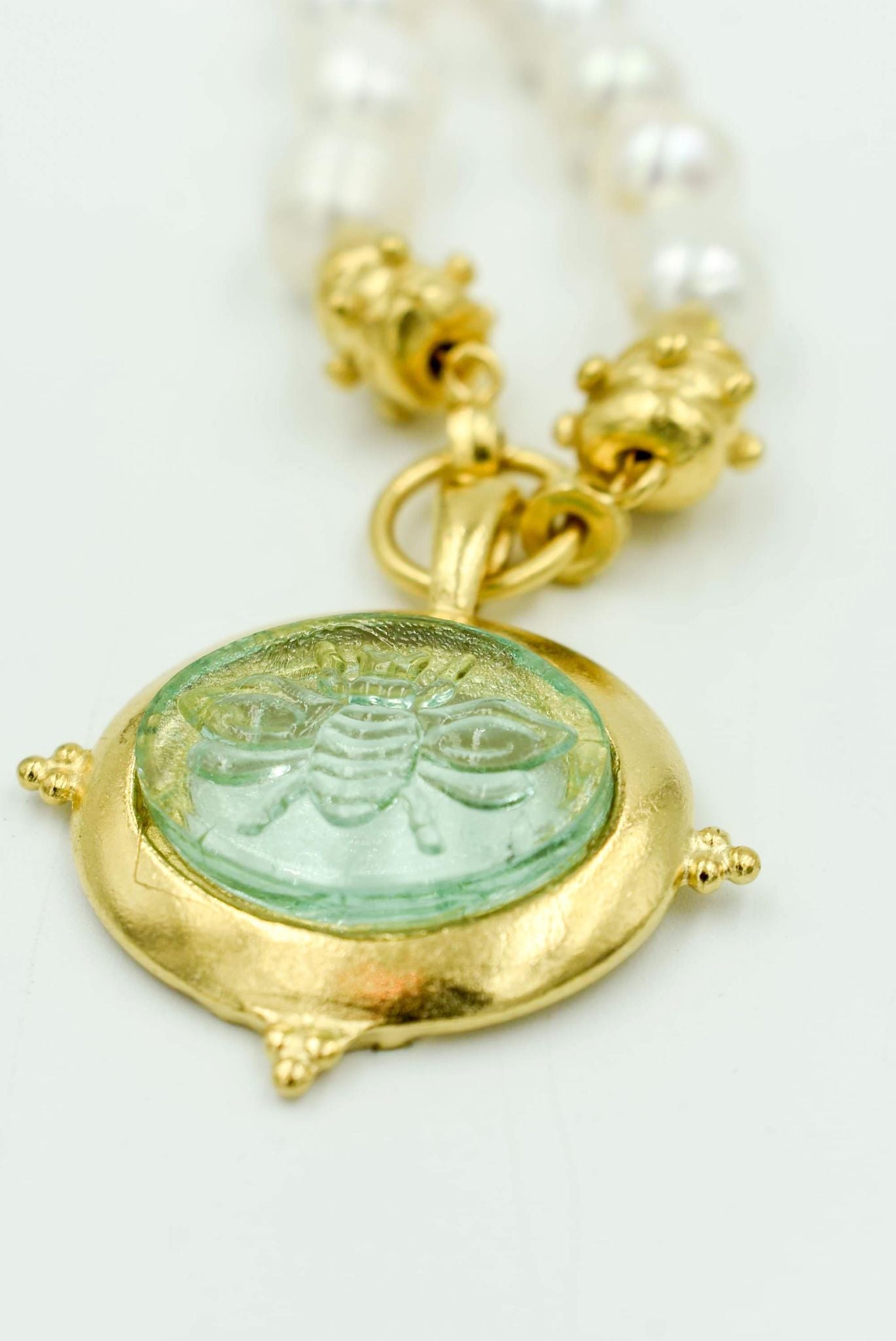 Collar de abeja de cristal veneciano transparente