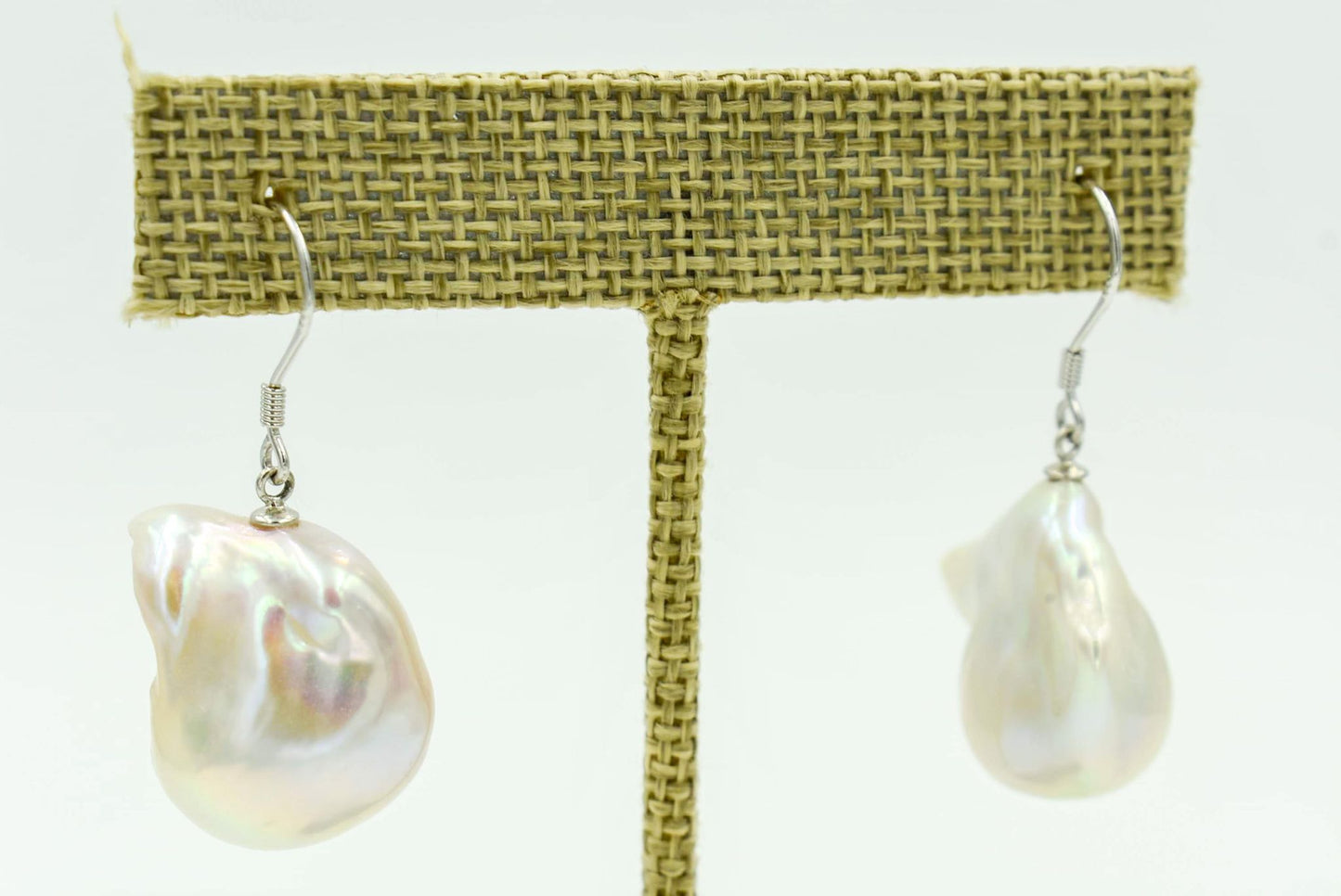 Boucle d'oreille en perles baroques blanches