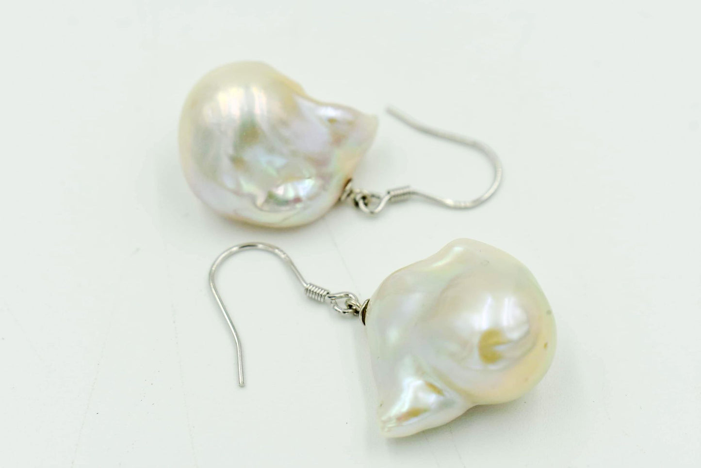 Boucle d'oreille en perles baroques blanches
